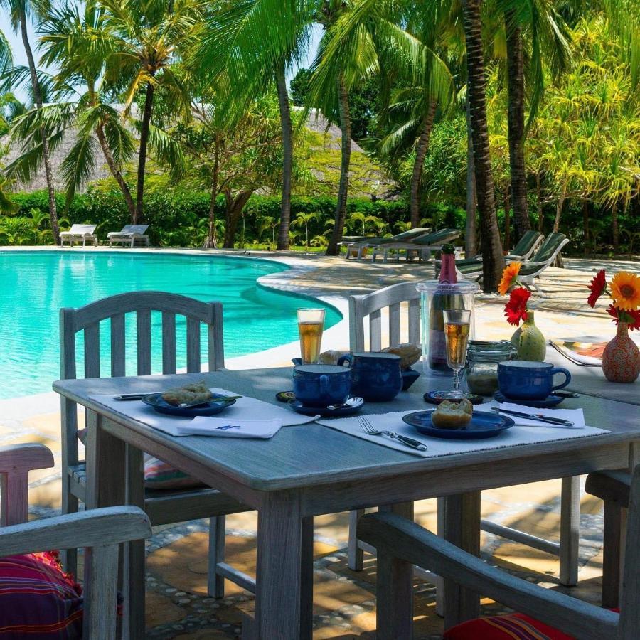 Zumzum Beach House Bed & Breakfast Kinondo Exterior photo