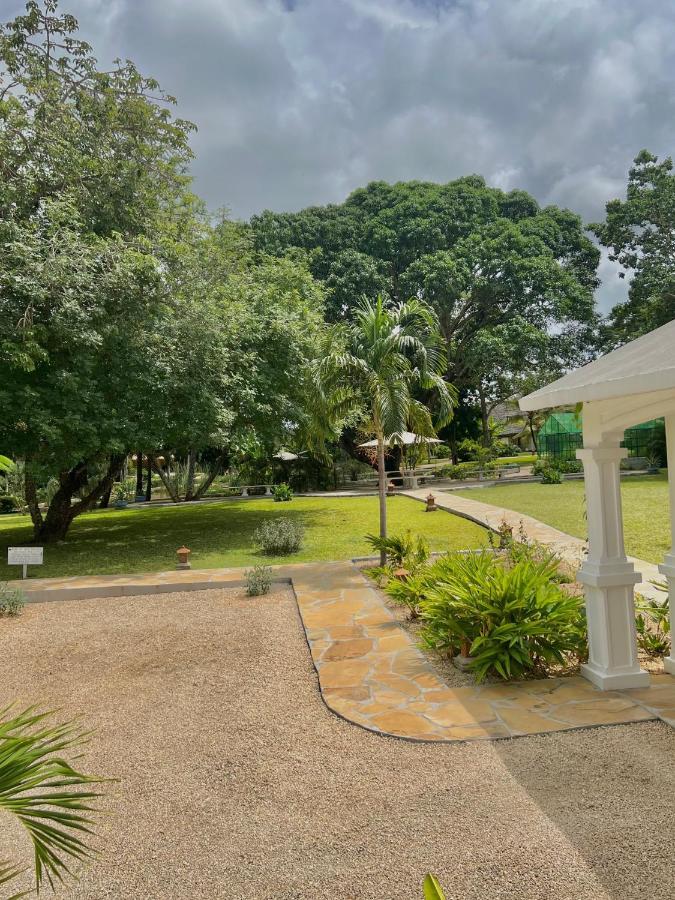 Zumzum Beach House Bed & Breakfast Kinondo Exterior photo