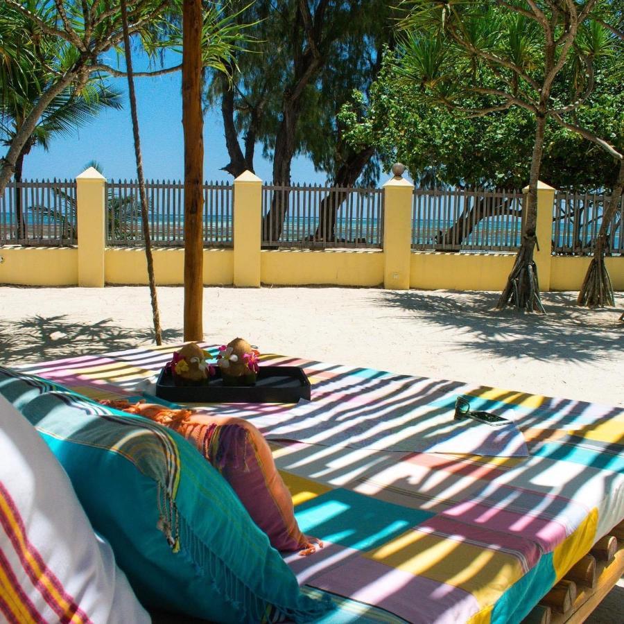 Zumzum Beach House Bed & Breakfast Kinondo Exterior photo