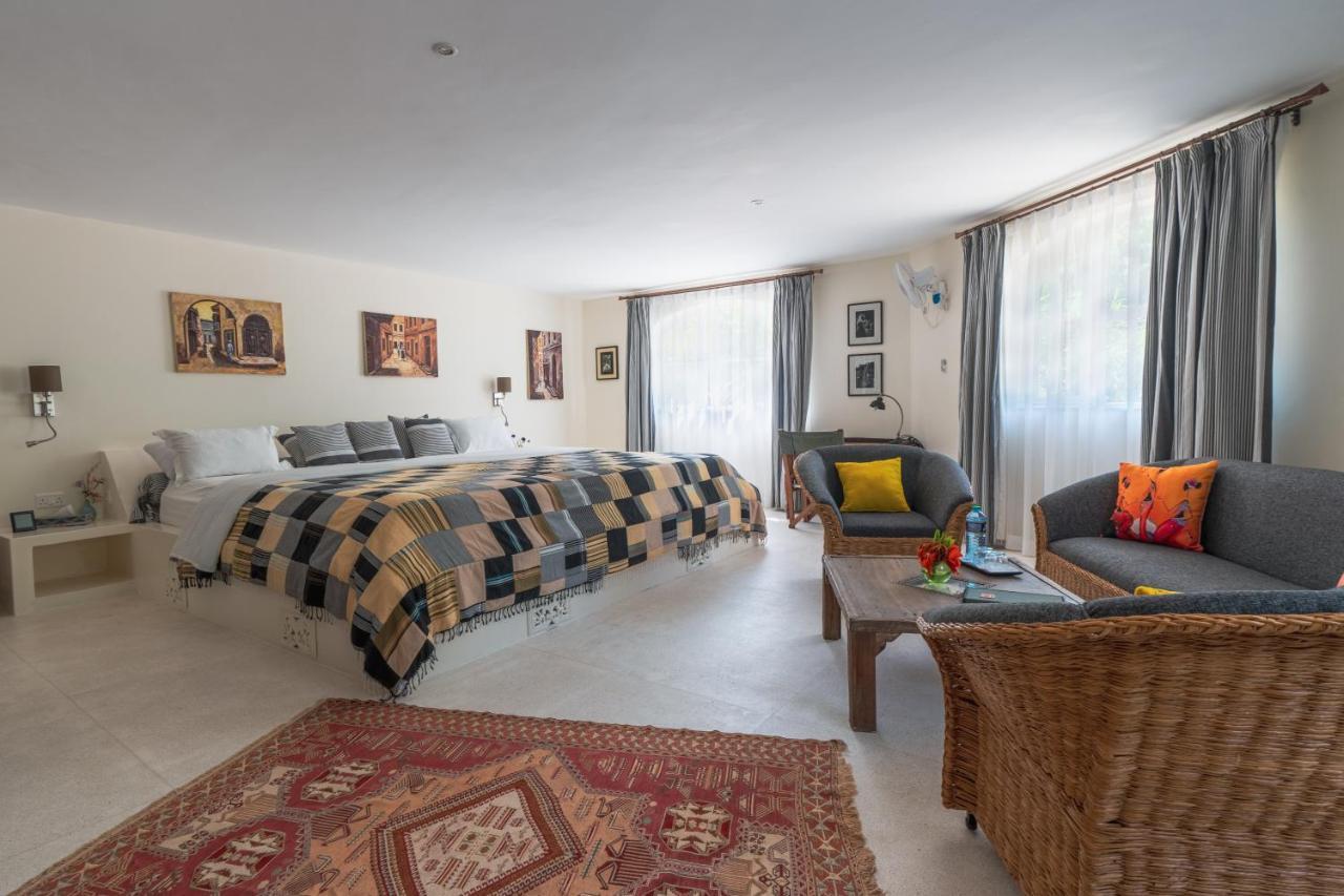 Zumzum Beach House Bed & Breakfast Kinondo Exterior photo